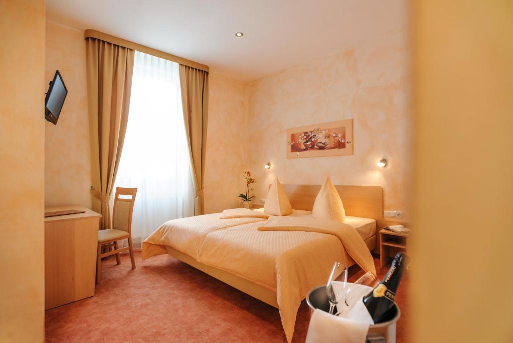 Hotel Mediterraneo Neustadt an der Weinstraße Camera foto